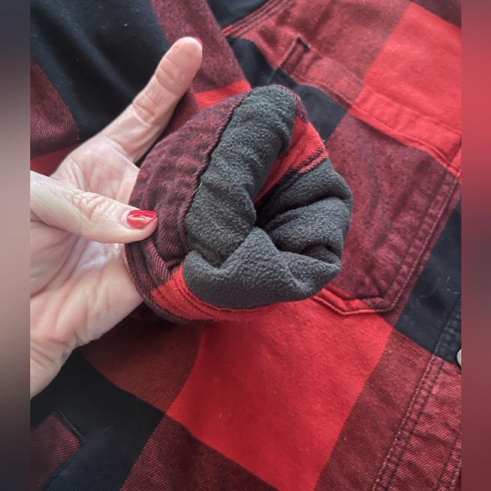 Carhartt
Women’s 
Medium 
Red/Black Plaid
Flannel Fleece lined Shirt/jacket - Picture 8 of 13